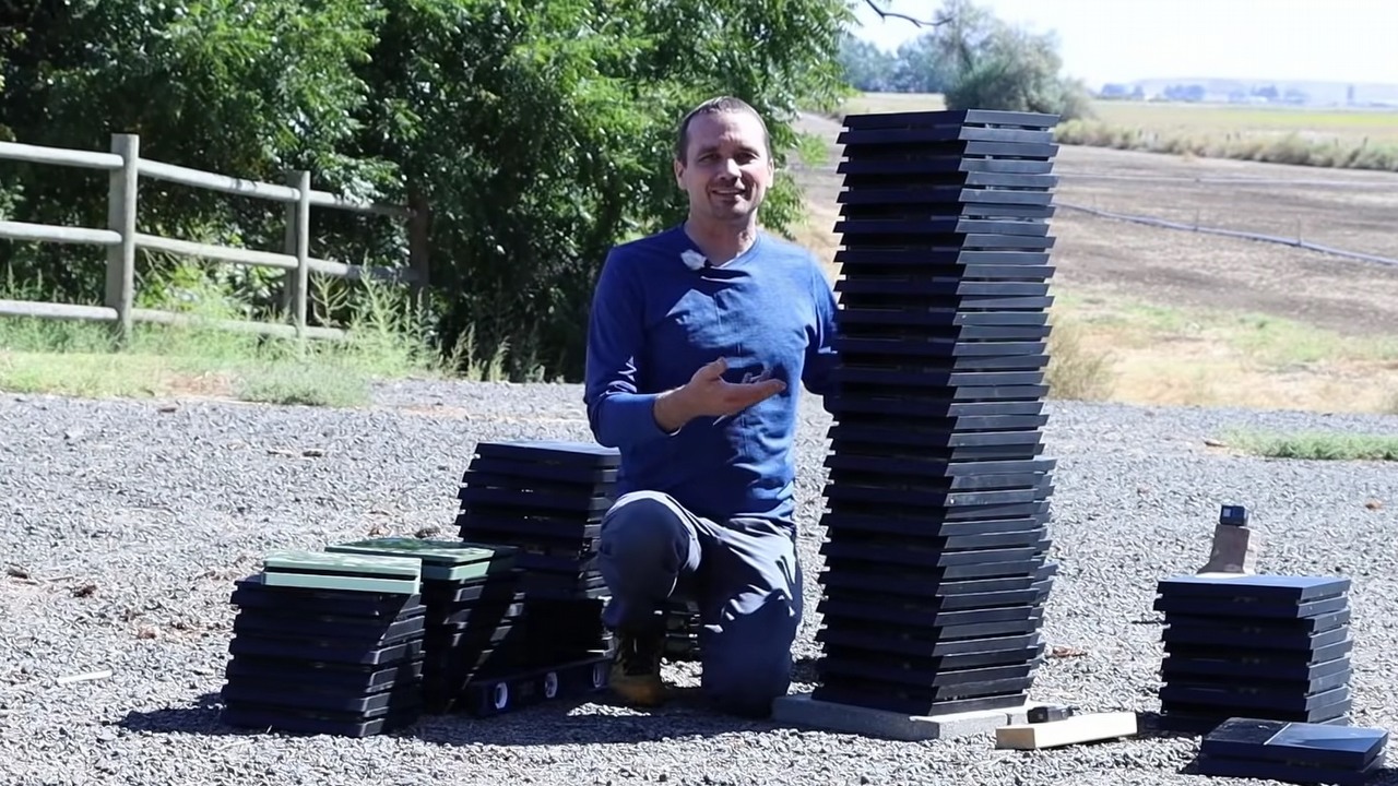 Youtuber ułożył stos z zepsutych PS4; chce wprowadzenia prawa do naprawy.