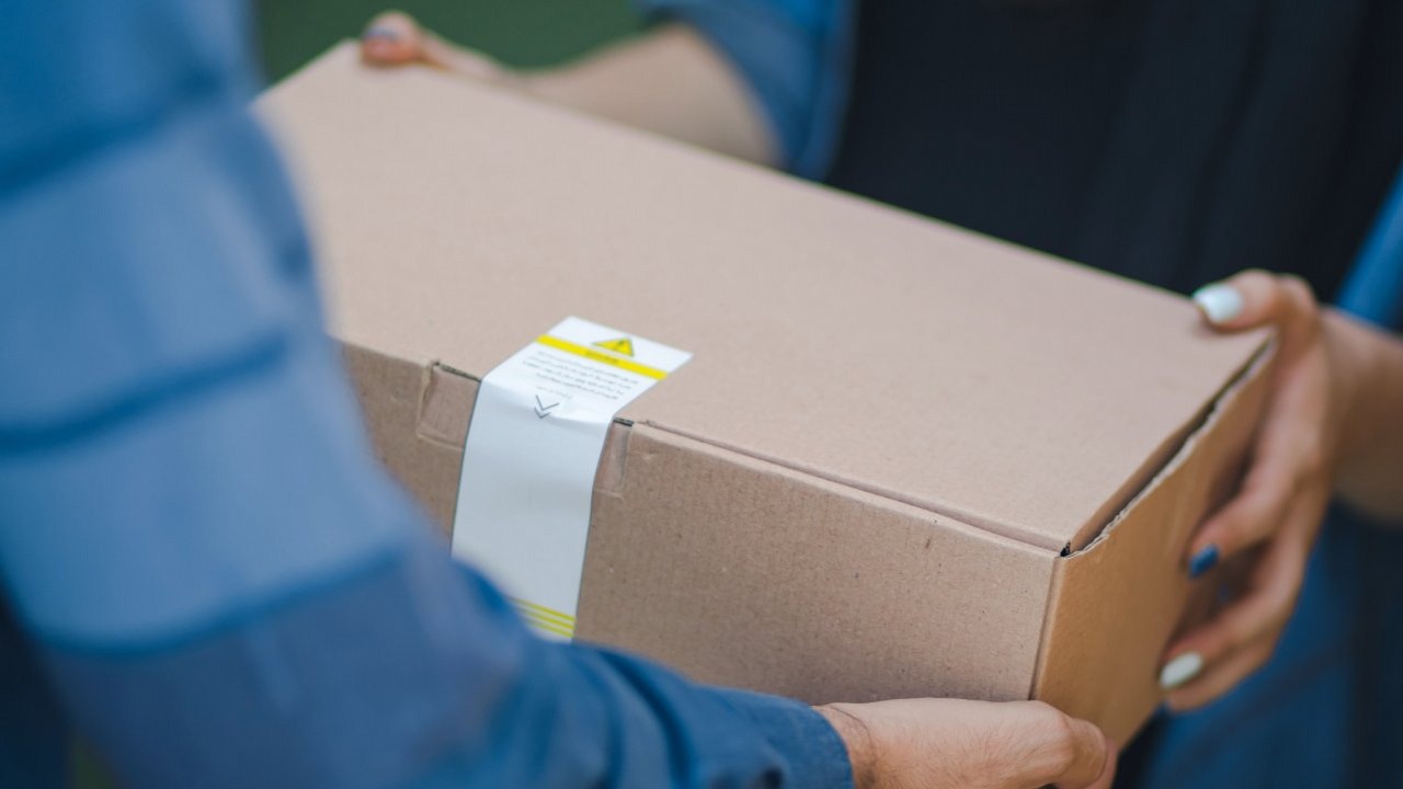 Nie ma w co pakować sprzętu. Na świecie brakuje kartonu.