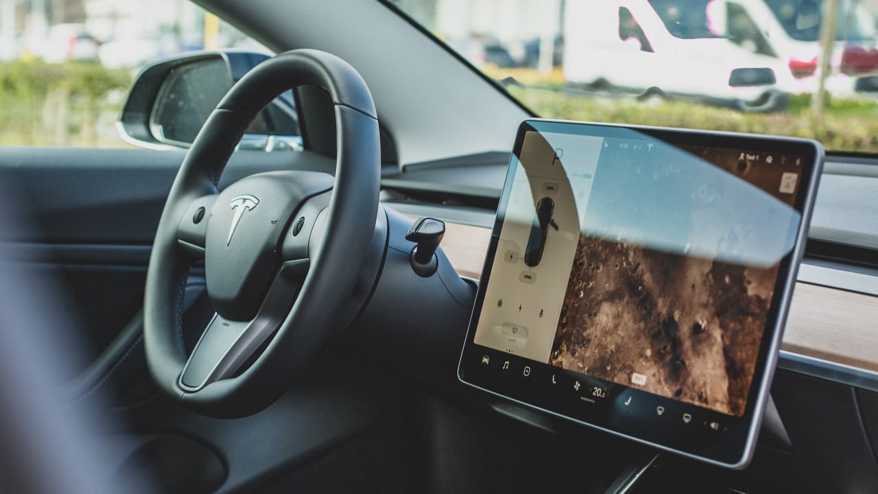 Autopilot Tesli po aktualizacji zaczął dziwnie jeździć, Elona Muska to nie dziwi.