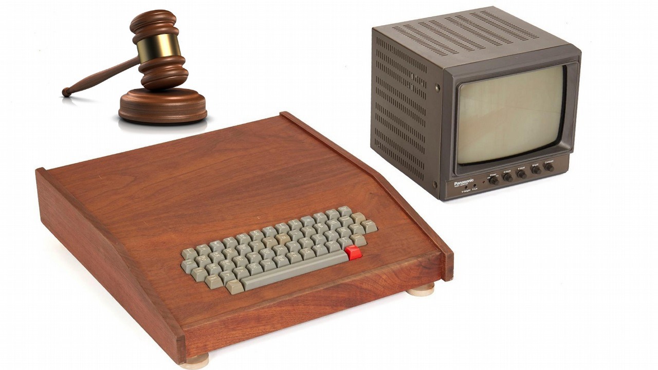 Apple-1 na aukcji; końcowa cena na poziomie 2,5 miliona złotych.