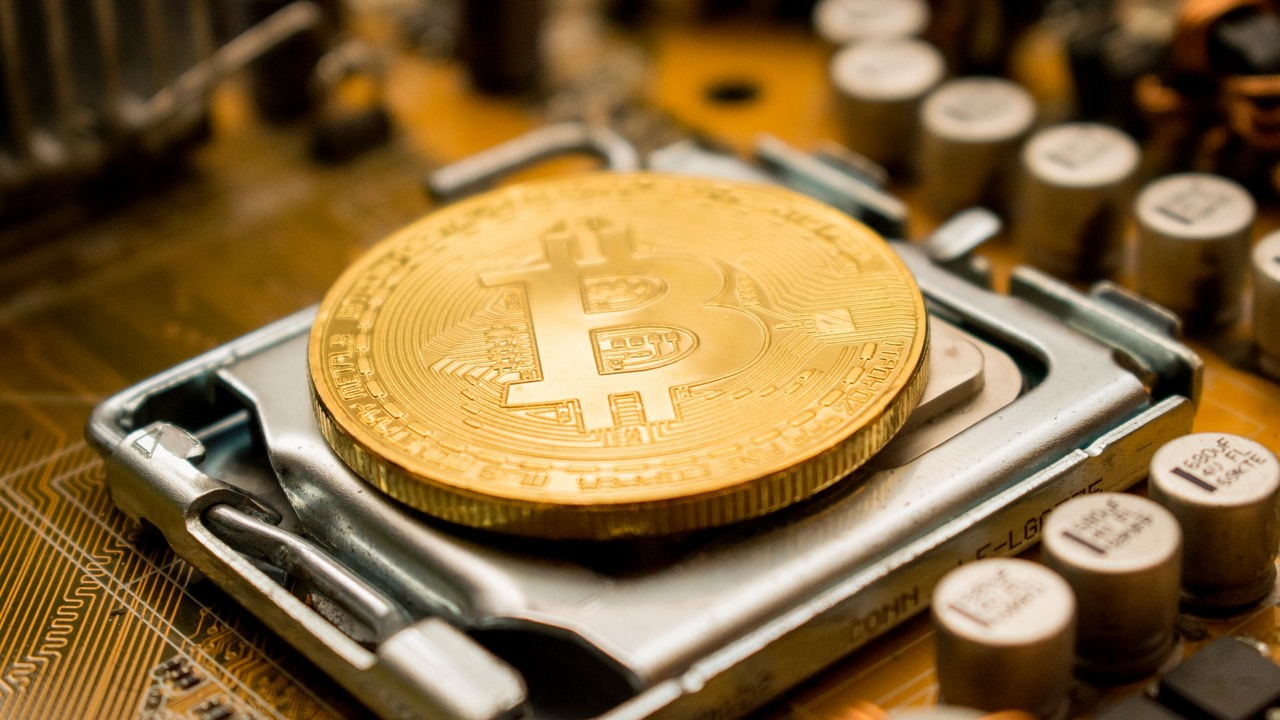 Brak chipów i zużycie energii - analityk o złym wpływie kryptowalut.