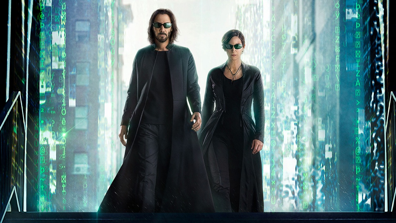 Neo, Trinity i nowi bohaterowie na plakatach filmu Matrix Zmartwychwstania.