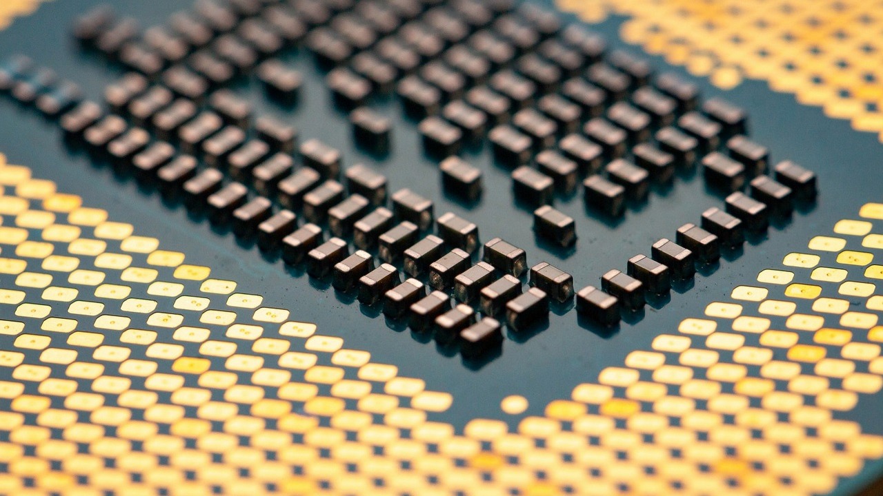 Sukces Intela. Budżetowe procesory szybsze od modeli AMD.