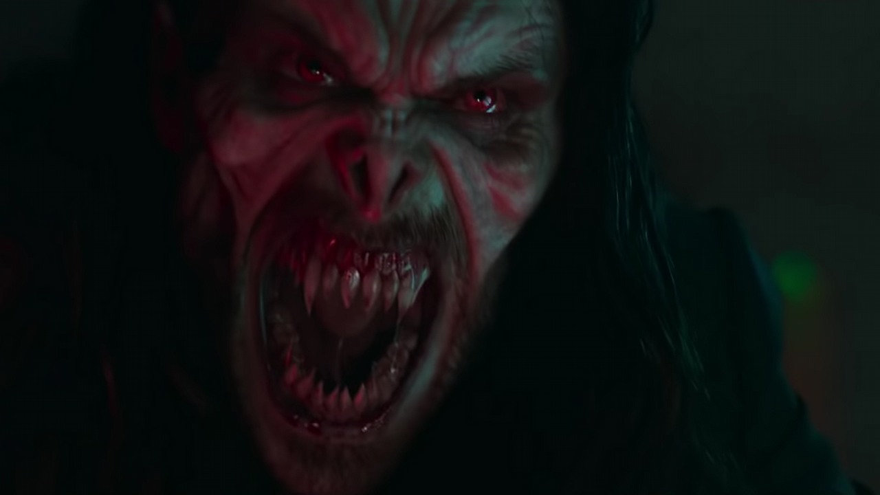Jared Leto przechodzi transformację na nowym klipie i plakacie Morbiusa.
