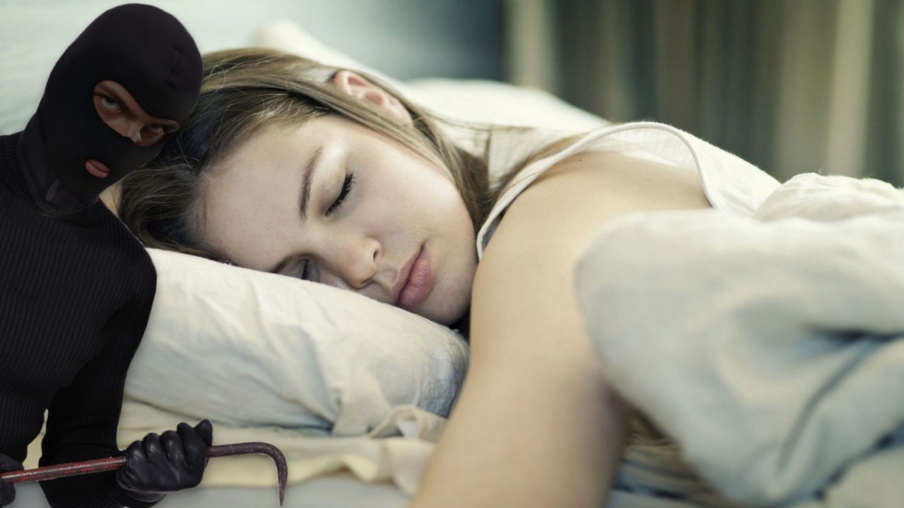 Podniósł powieki śpiącej dziewczynie i ukradł jej 100 tysięcy złotych.