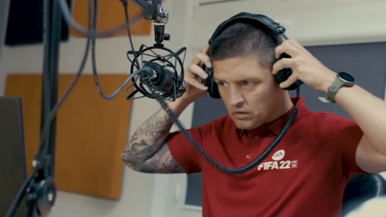 12 godzin nagrań tygodniowo - Tomasz Smokowski o pracy przy FIFA 22.