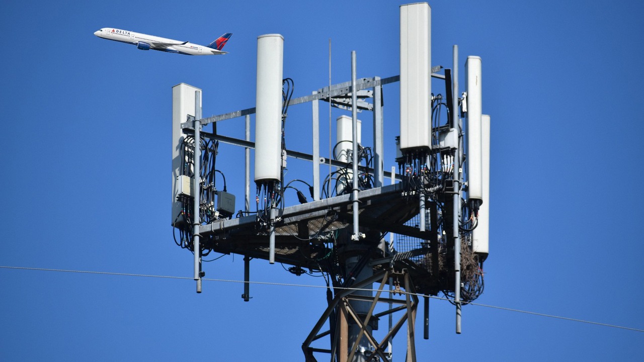 Nowe pasmo sieci 5G może być groźne dla samolotów.