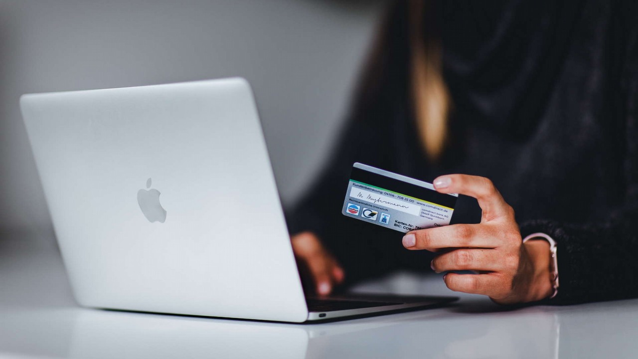 Social media żyłą złota dla oszustów; łącznie wyłudzili ponad 770 mln dolarów.