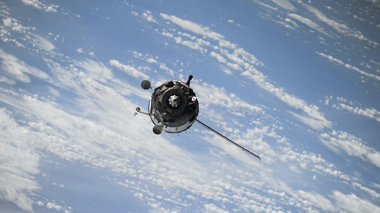 Chiński satelita-porywacz. Złapał i ściągnął z orbity innego satelitę.