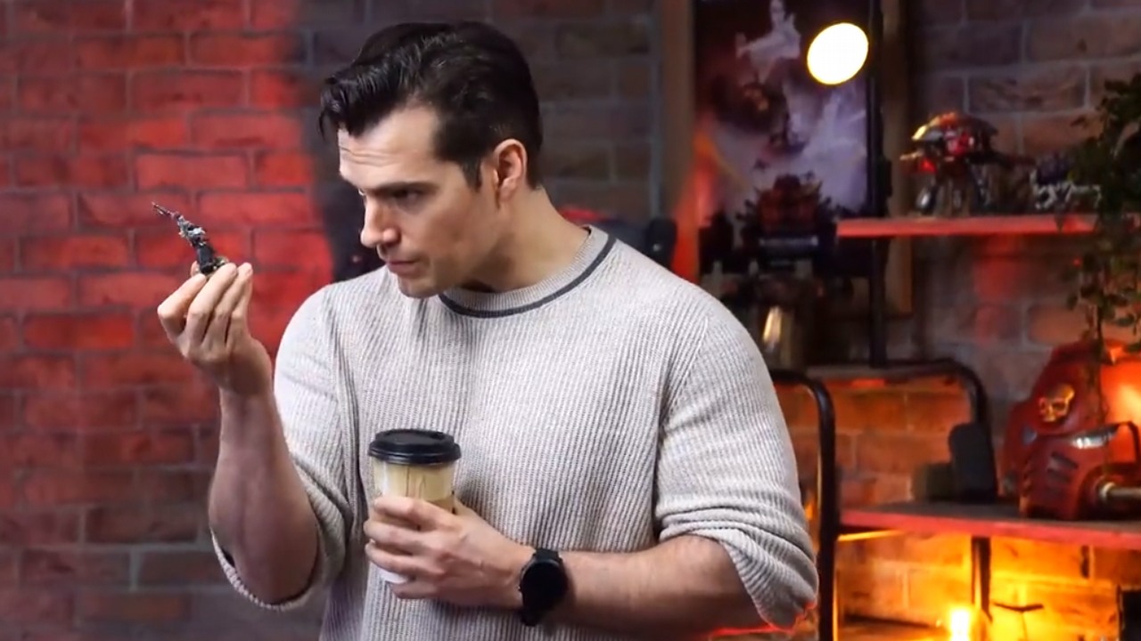 Henry Cavill zachwyca się Warhammerem. Jest wideo z wizyty aktora w siedzibie Games Workshop.