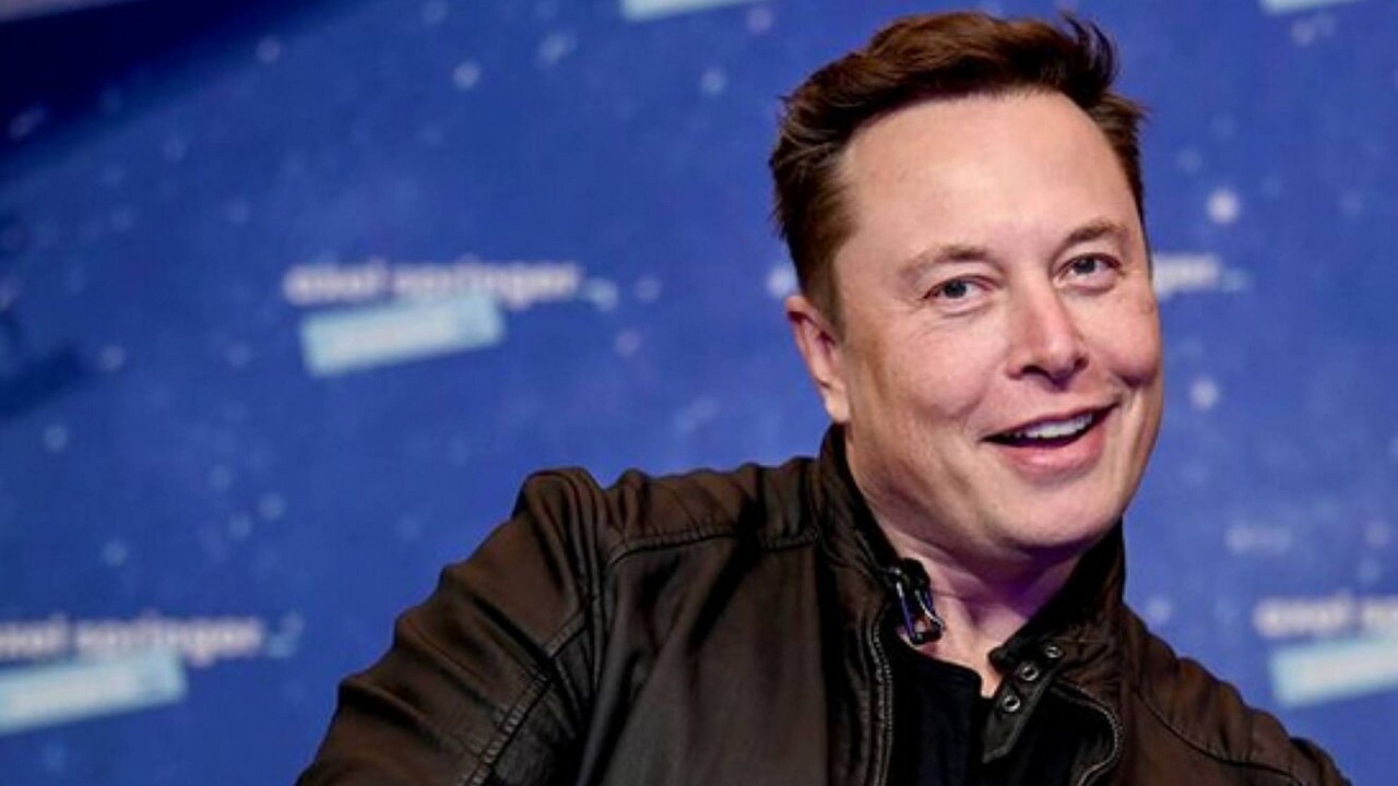 Elon Musk chwali Cyberpunka 2077 i obiecuje gry ze Steama w nowych Teslach.