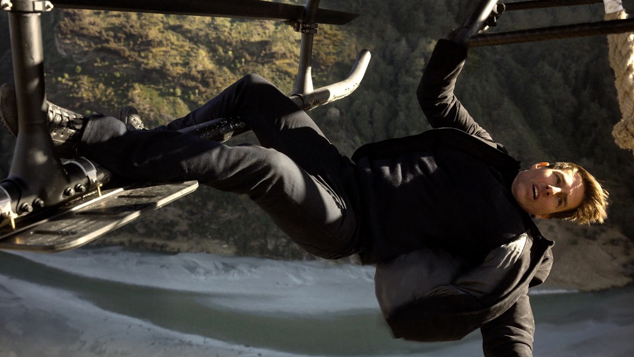 Tom Cruise podczas szalonego popisu kaskaderskiego - nowe zdjęcia z Mission: Impossible 8.