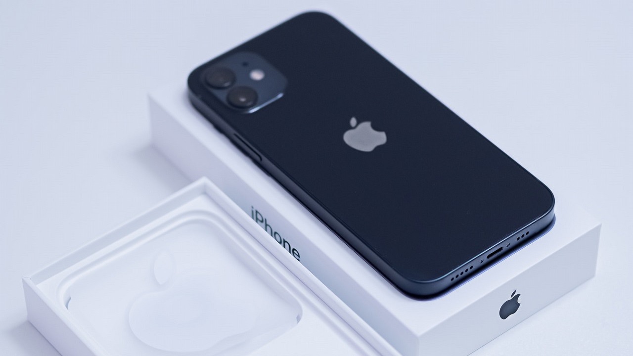 Apple zarobiło 6,5 miliarda dolarów dzięki brakowi akcesoriów w iPhone’ach.