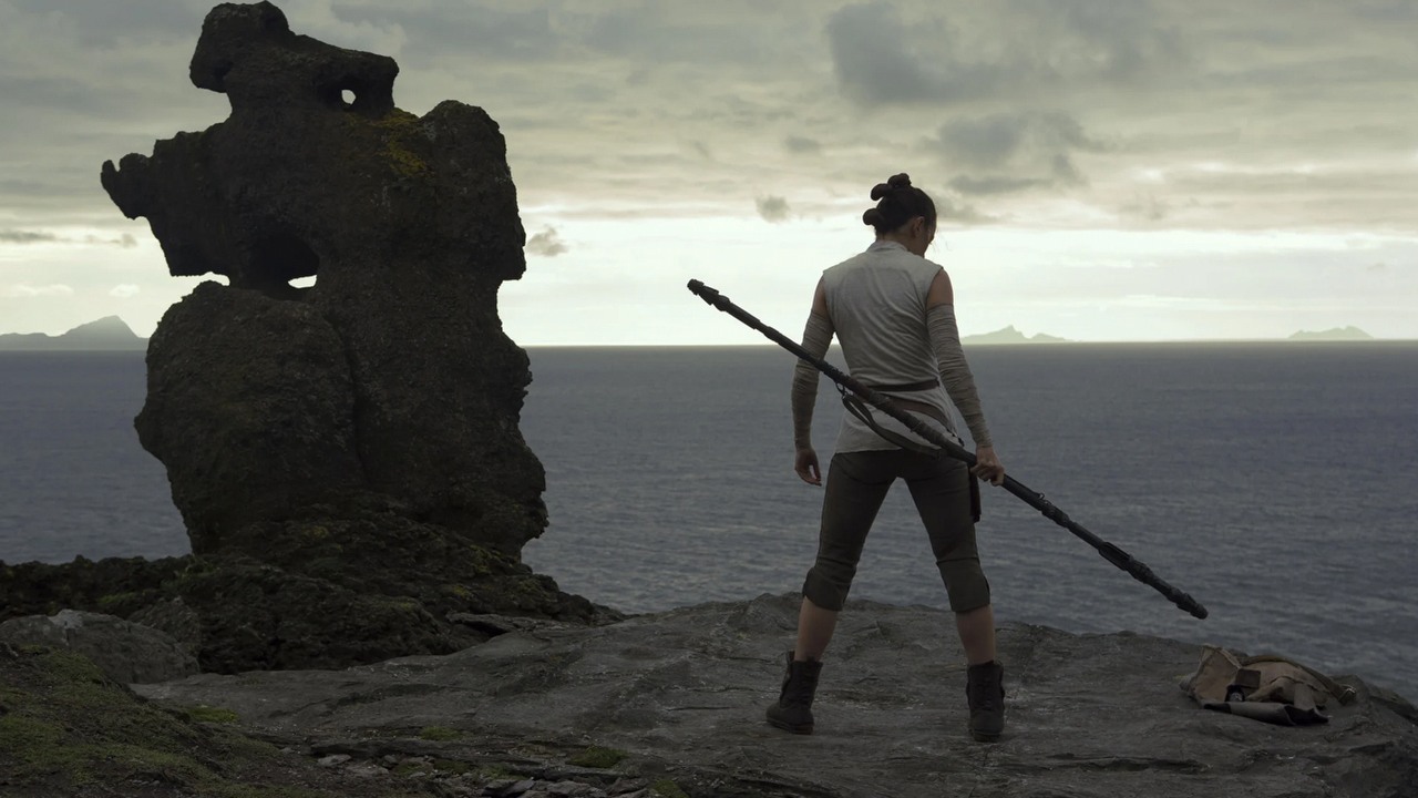Rian Johnson staje w obronie Star Wars The Last Jedi i odpiera krytykę fanów.