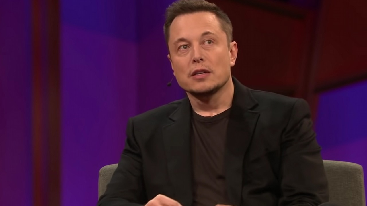 Elon Musk zamierza podłączyć ludzkie mózgi do komputerów.