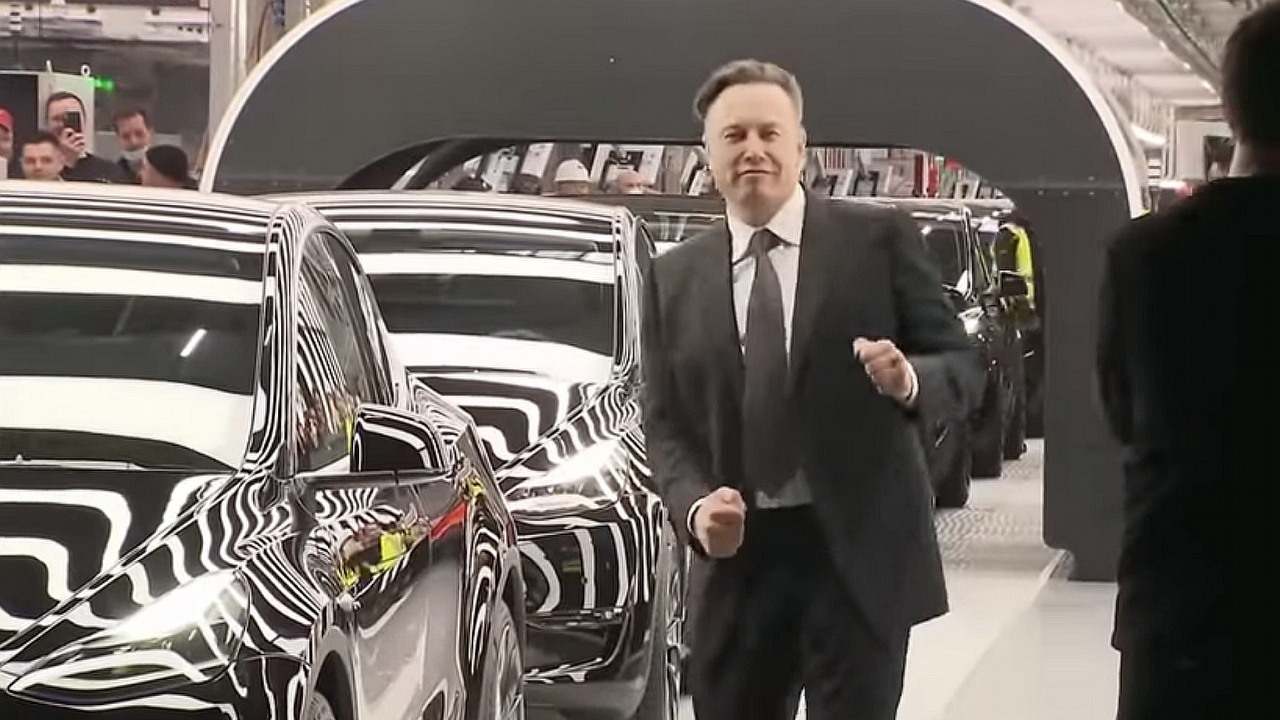 Elon Musk tańczy z radości - otworzył fabrykę Tesli w Niemczech.