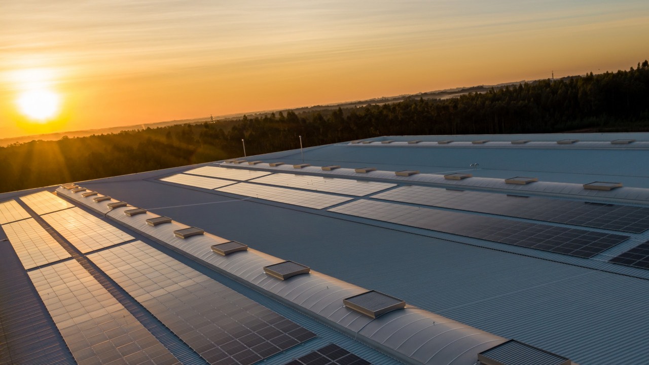 Panele słoneczne, które produkują prąd nawet w nocy.