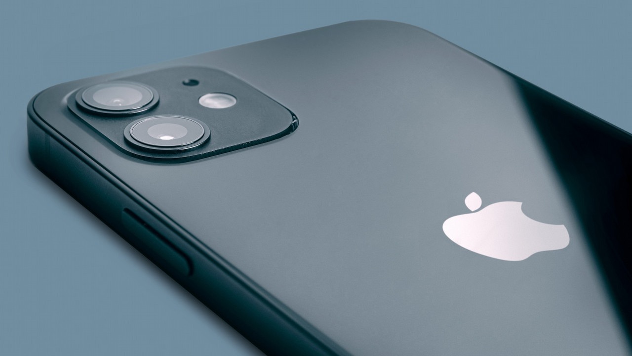 iPhone 14 zawsze w zasięgu - może otrzymać łączność satelitarną.