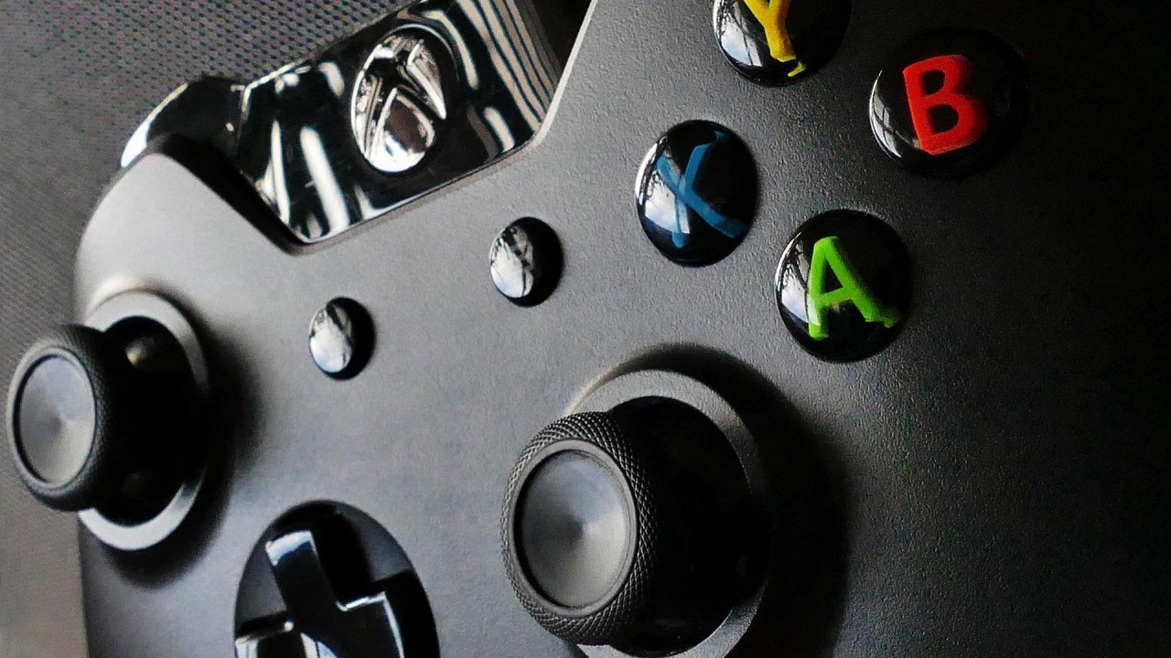 PS5 zaczyna przegrywać z Xbox Series X w sprzedaży.