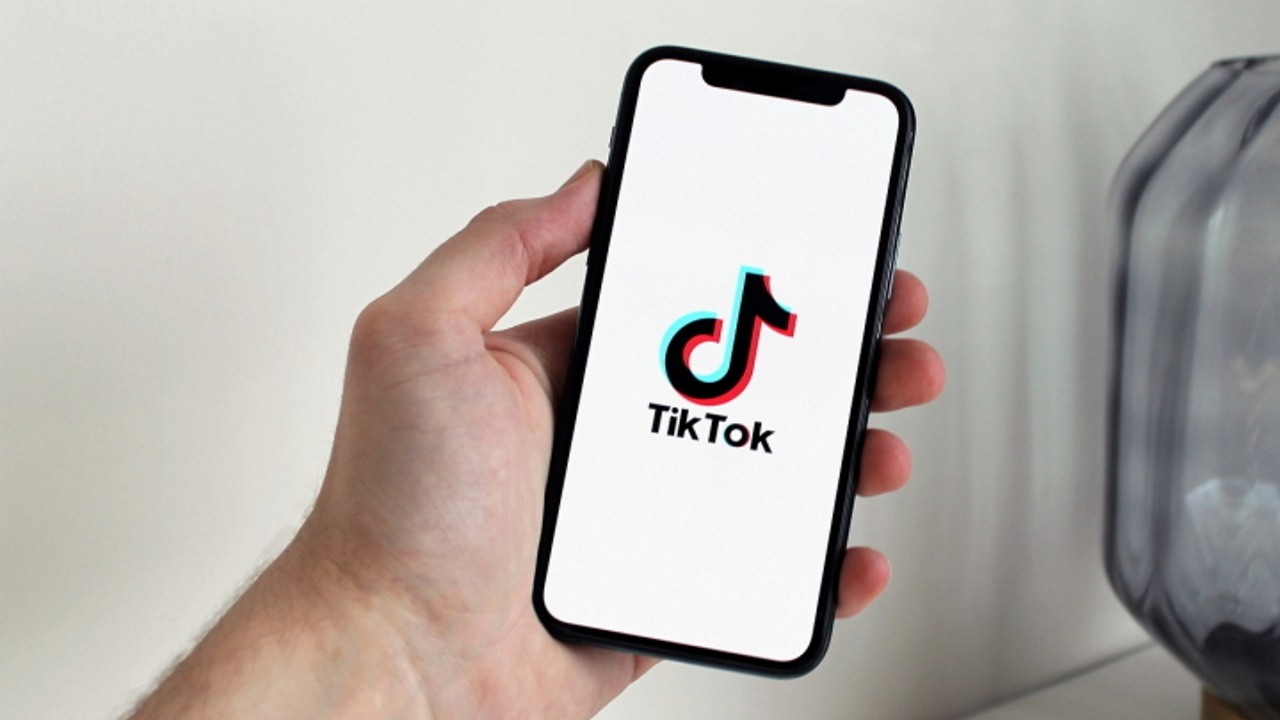 TikTok podzieli się pieniędzmi z twórcami.