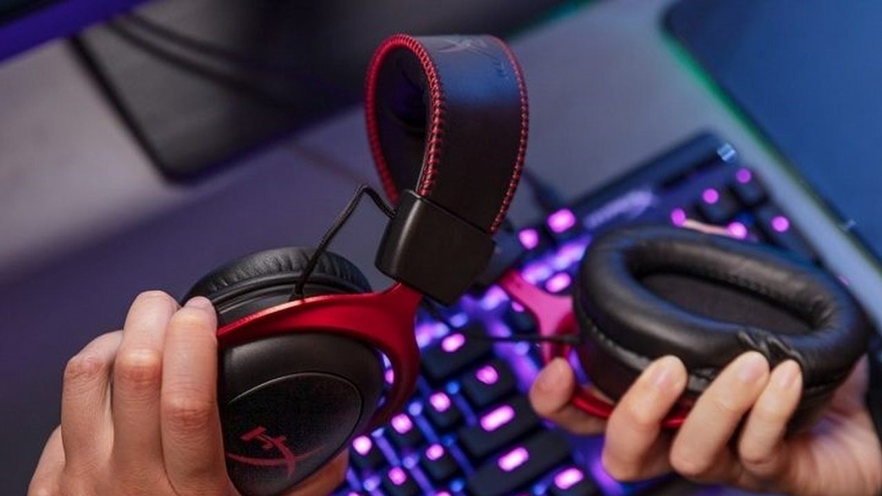 Rozpadły mi się słuchawki. Ale znalazłem headset, który powinien się trzymać.