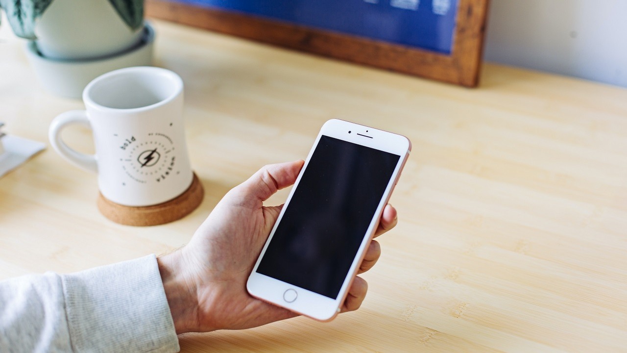 Znaleźli sposób, żeby zhakować wyłączonego iPhone'a. Apple nie komentuje.