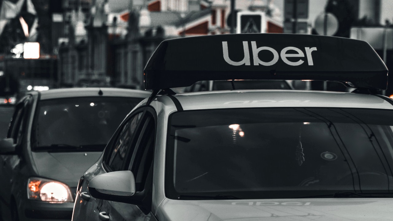 Koniec tanich przejazdów Uberem.
