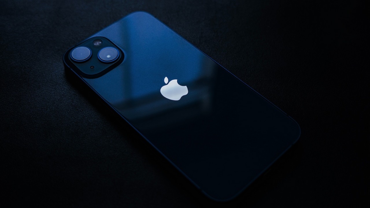 Wyniki sprzedaży smartfonów. iPhone 13 zdeklasował konkurencję.