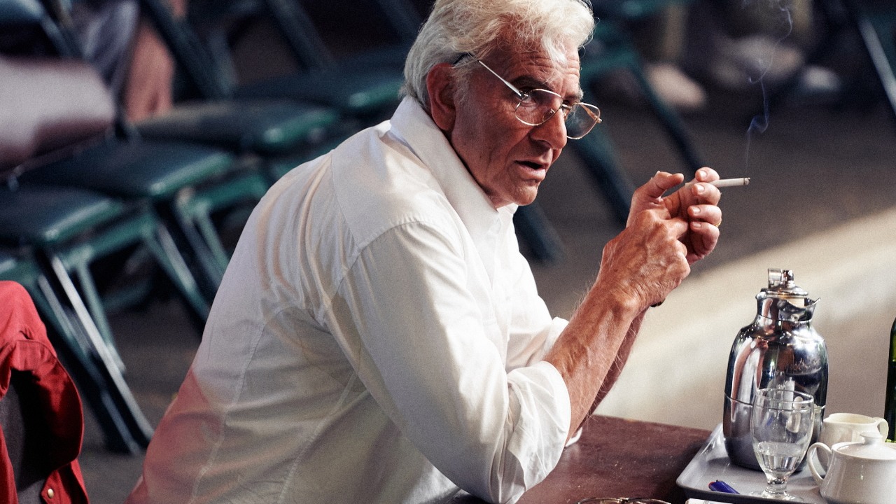 Bradley Cooper nie do poznania jako Leonard Bernstein w Maestro.