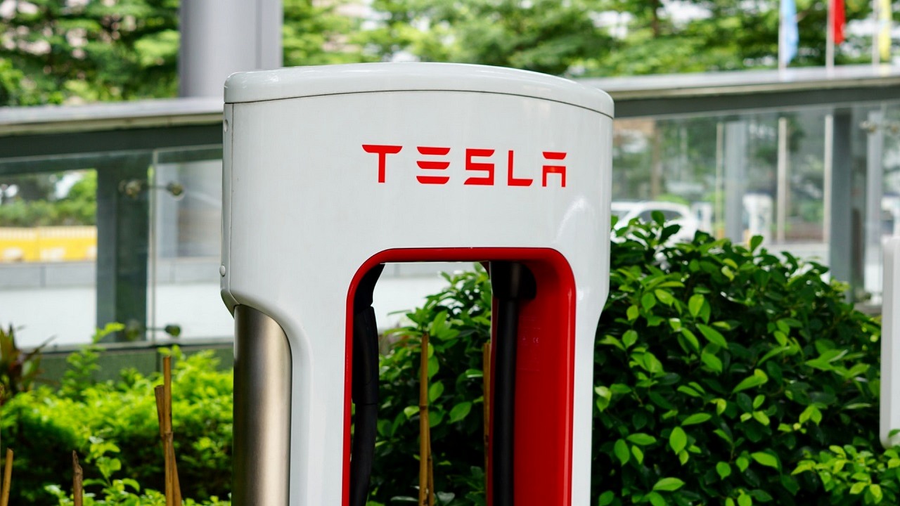 Elon Musk wybuduje restauracje ze stacjami ładowania Tesli.