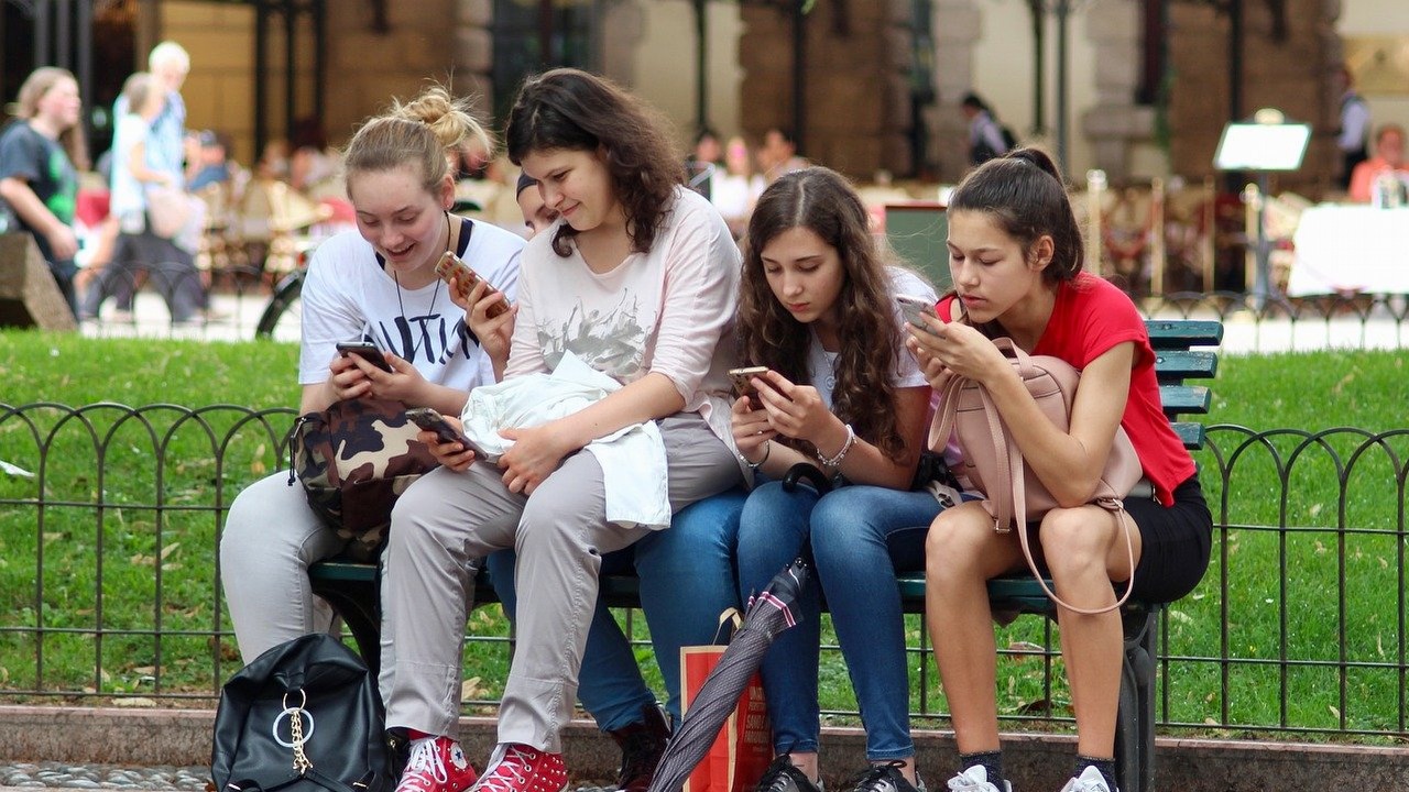 Jak często zaglądamy do telefonu? Wyniki są przerażające.