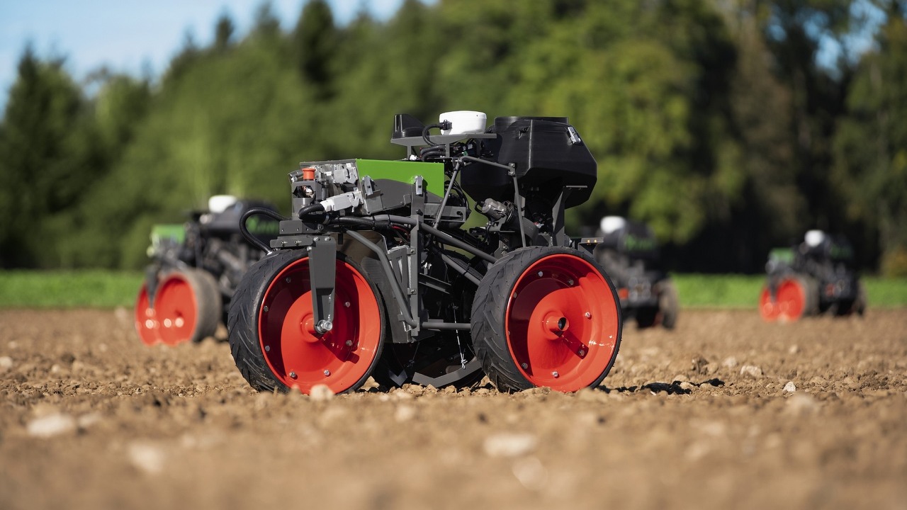 Rój dronów zaorze, zasieje i zbierze plony.