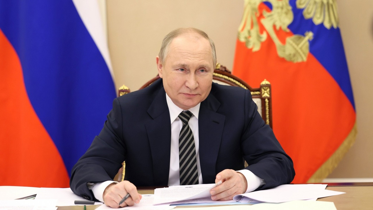 Sztuczna inteligencja narysowała mi Putina z niedźwiedziem w lesie.