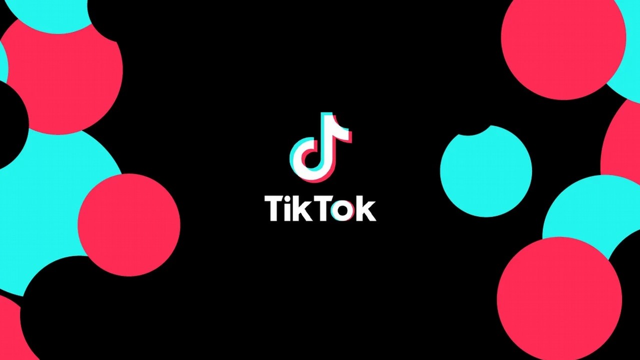 TikTok na celowniku; komisja chce zbanować serwis.