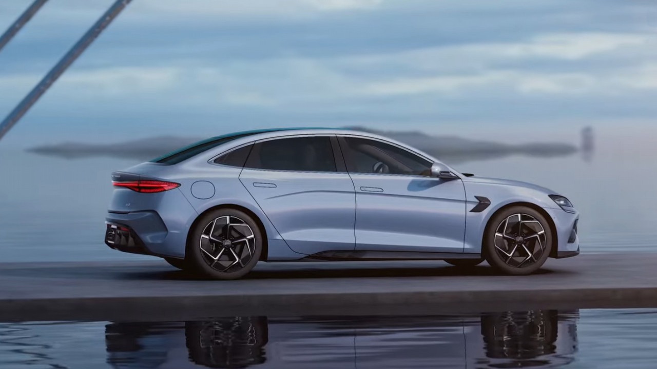 Tesla straciła fotel lidera, wyprzedził ją chiński BYD.