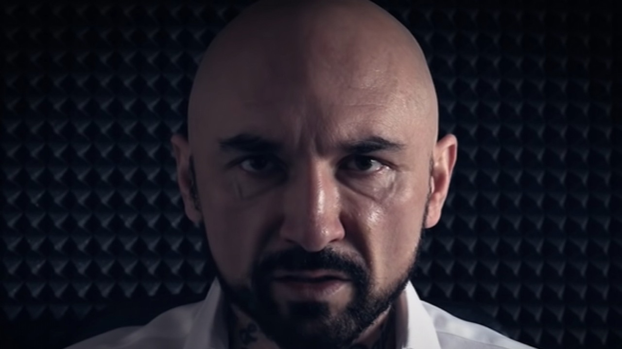 Patryk Vega wyjawi prawdę o sobie w Niewidzialnej wojnie; zobacz plakat filmu.