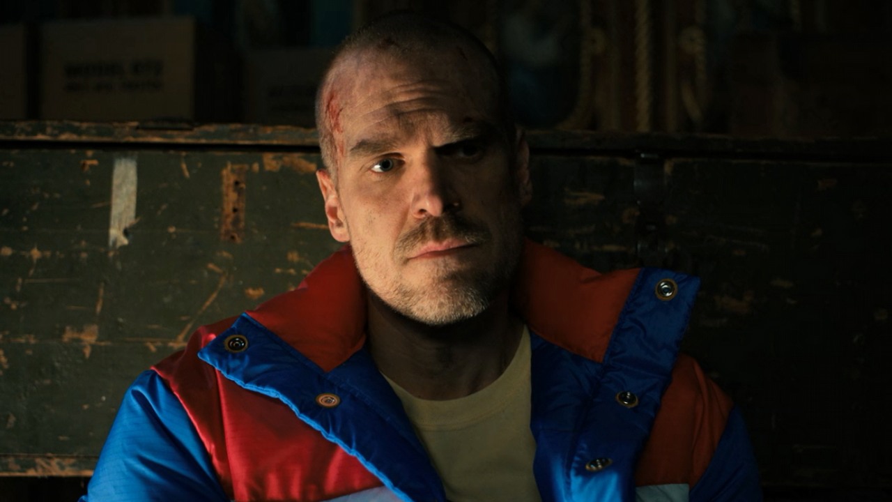 Odtwórca roli Hoppera przed Stranger Things 4 schudł 36 kg, ale przysięga, że nigdy tego nie powtórzy.