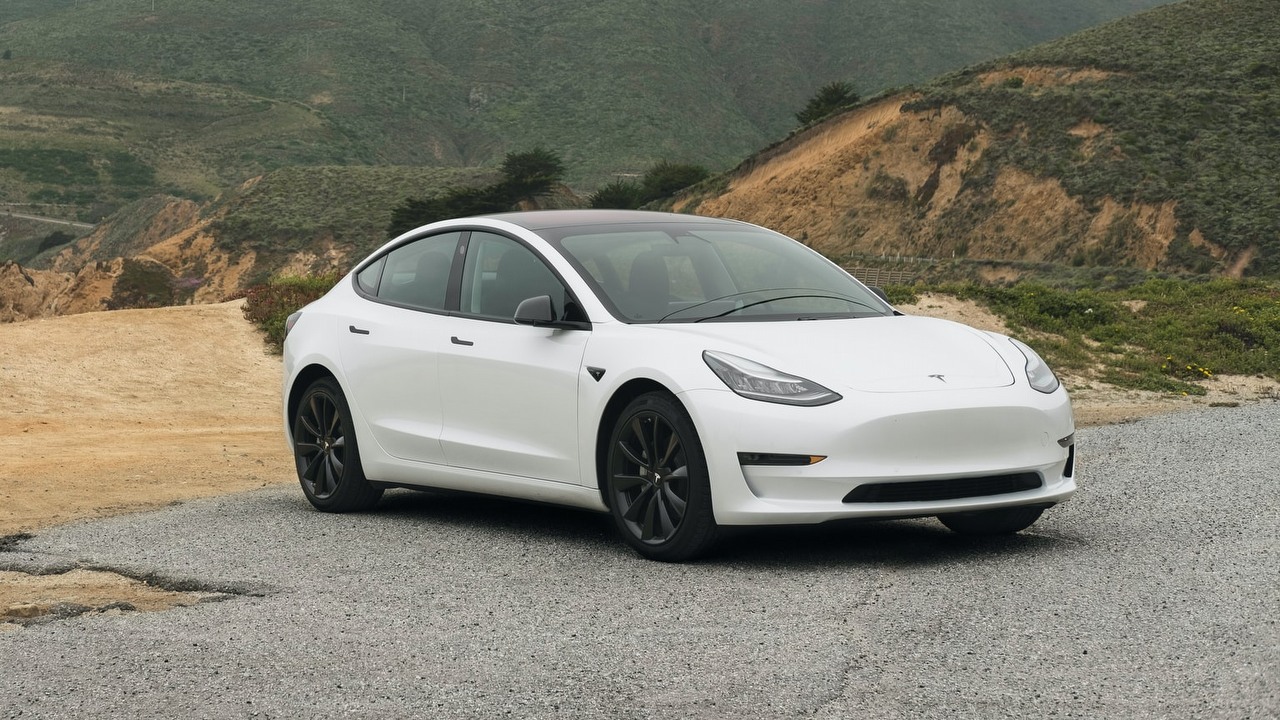 Tesla testuje Steama w swoich samochodach.