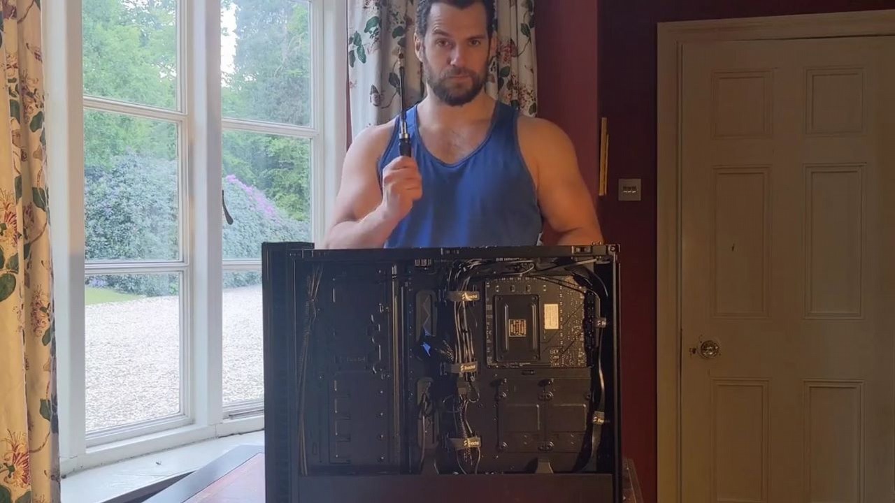 Henry Cavill znowu majstruje przy swoim PC; aktor chwali się zakupem.