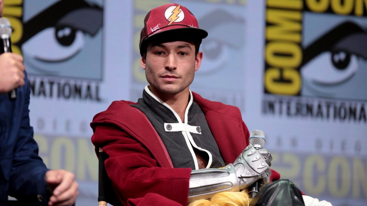 The Flash zagrożone; Ezra Miller sprawia nowe problemy Warner Bros.