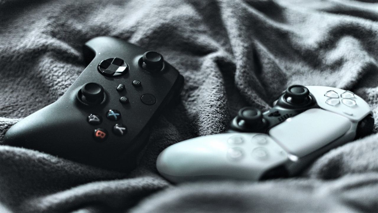 Microsoft twierdzi, że PS4 sprzedało się dwukrotnie lepiej od Xbox One.