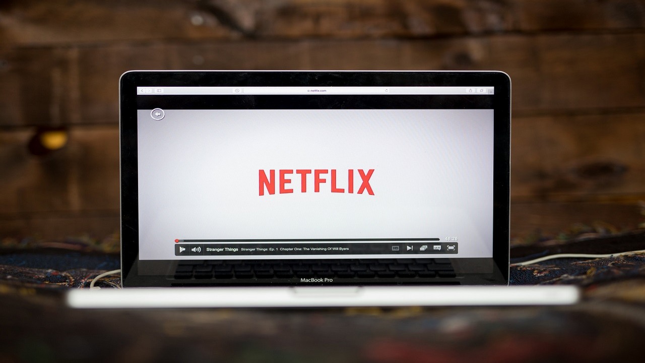 Netflix z reklamami bez funkcji pobierania filmów i seriali (plotka).