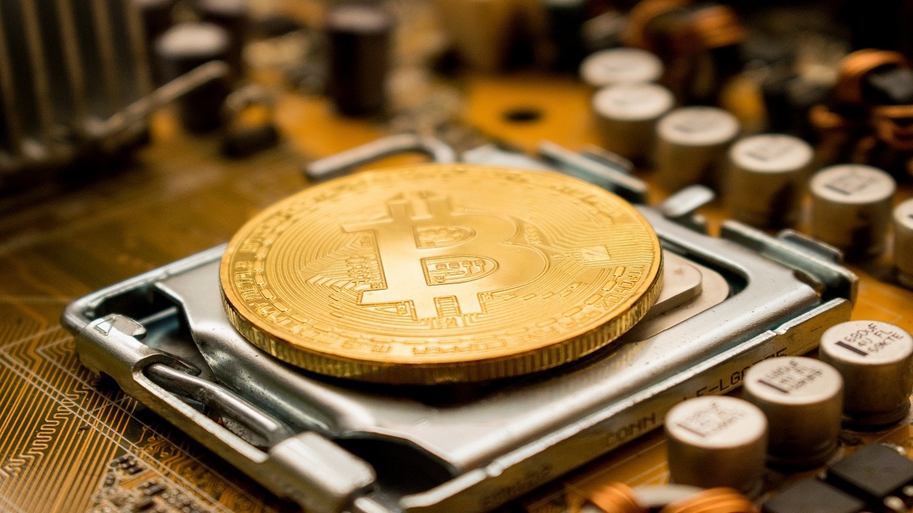 Firma kopiąca bitcoiny tonie w długach i wyprzedaje sprzęt.