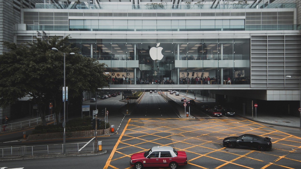 Wyniósł tajne dane Apple na laptopie żony, teraz grozi mu długa odsiadka.