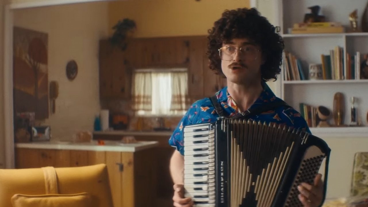 Daniel Radcliffe powraca w nowym zwiastunie Weird: The Al Yankovic Story.