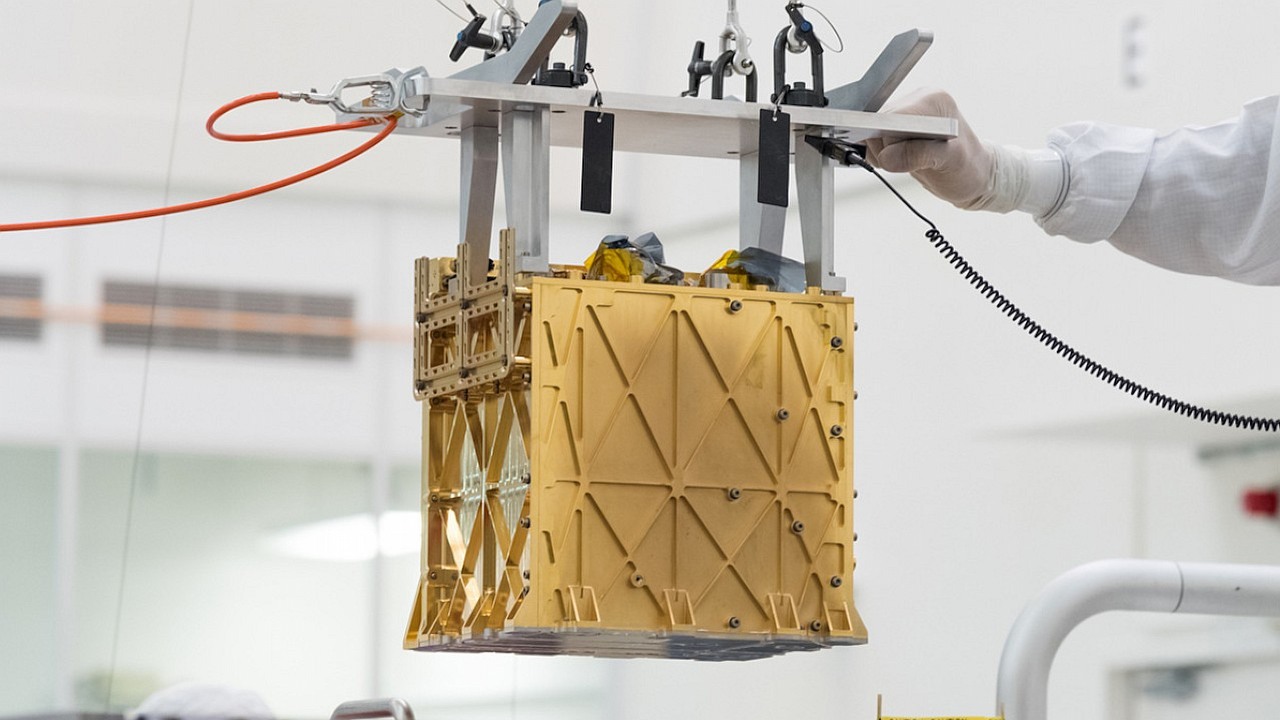 Pierwsze „drzewo” na Marsie już jest - wygląda jak skrzynka.