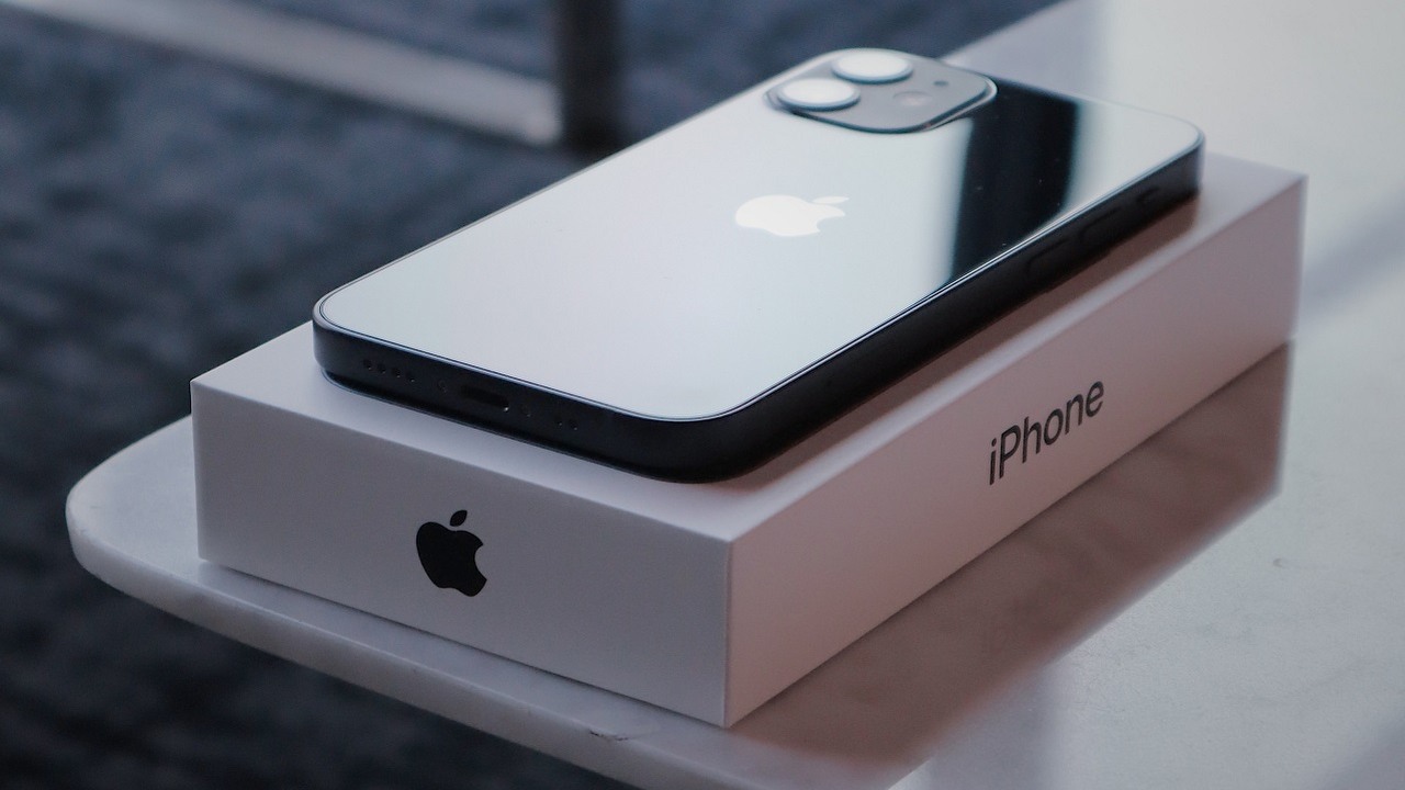 Ten kraj zakazał sprzedaży iPhone'a bez ładowarki w pudełku.