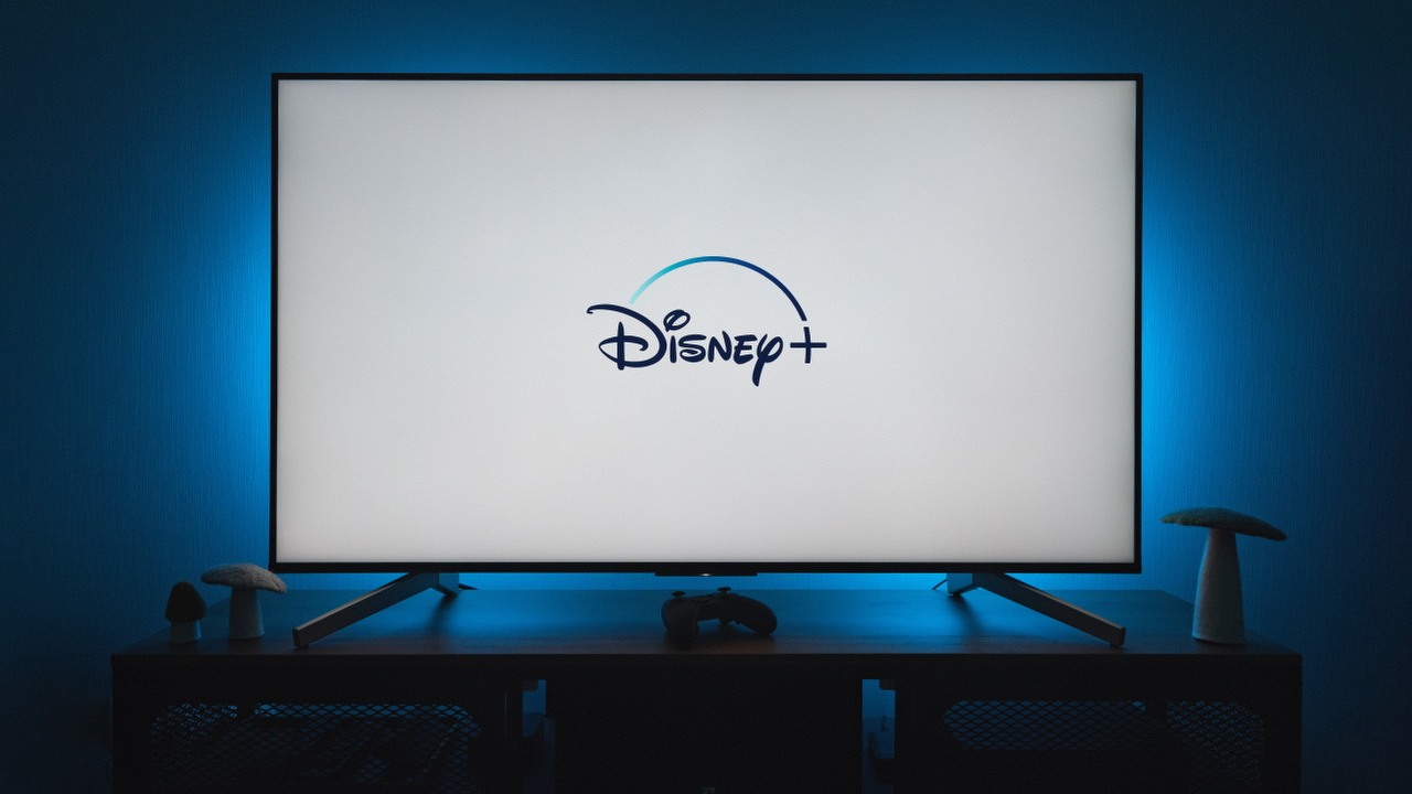 Disney Plus goni Netfliksa; sukces platformy w Europie.