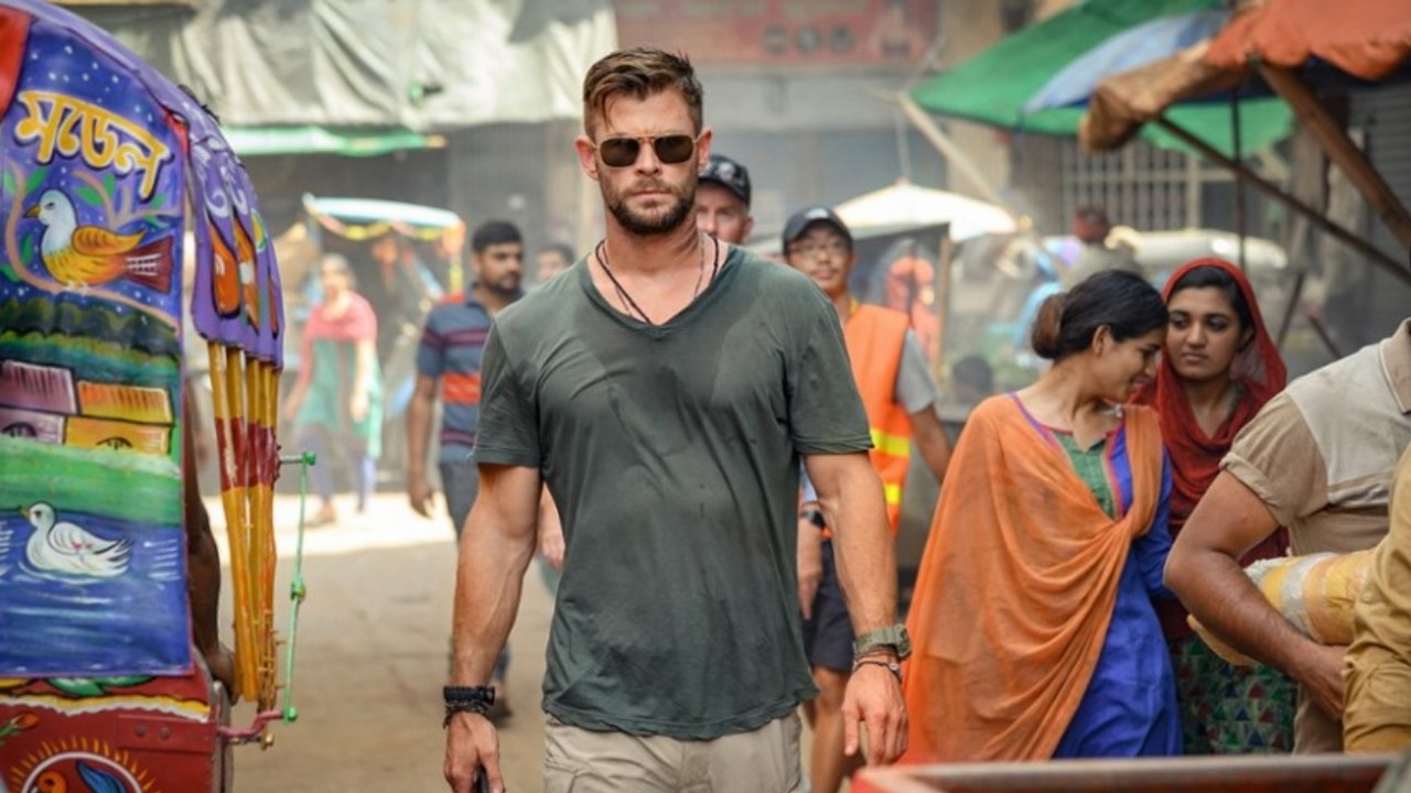 Widowiskowy materiał z planu zapowiada film Tyler Rake 2, źródło grafiki: Tyler Rake: Ocalenie, Sam Hargrave, Netflix, 2020..