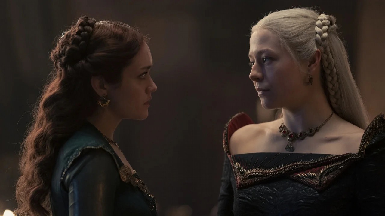 Twórca Rodu smoka wyjaśnia duży przeskok czasowy i czy młode Alicent oraz Rhaenyra powrócą, źródło grafiki: Ród smoka; Miguel Sapochnik, Ryan Condal; HBO; 2022.